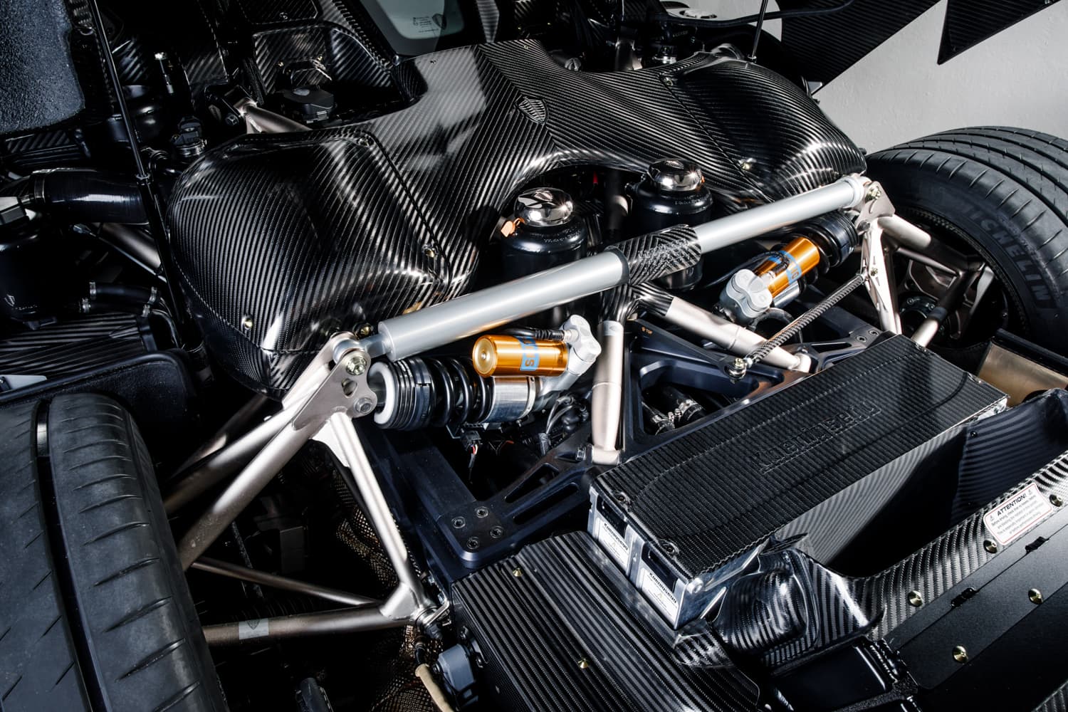 Vista detallada del imponente motor del Koenigsegg Regera.