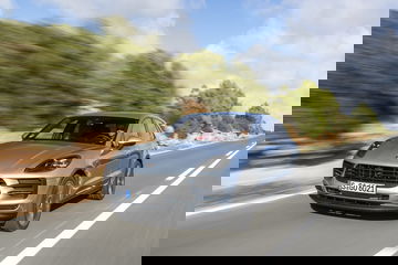 Vista dinámica lateral del Porsche Macan 2019 en carretera
