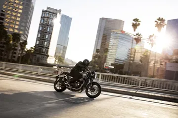 Triumph 2019 Speed Twin Riding 4