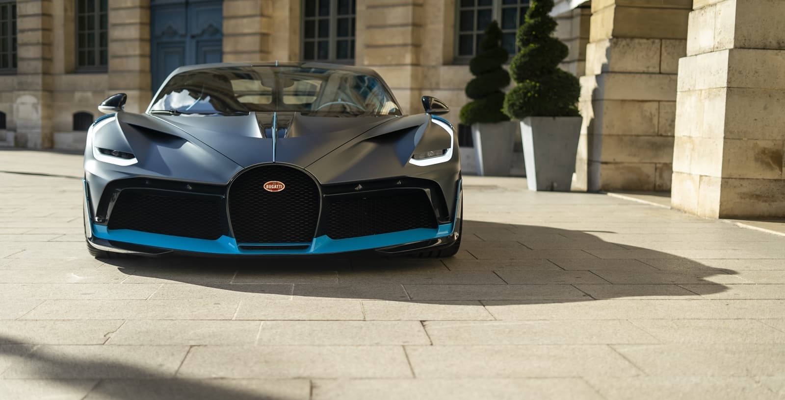 Vista detallada de la parte frontal Bugatti Divo, destacando su distintiva parrilla.