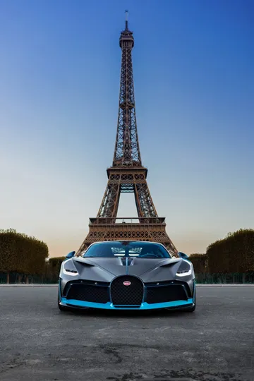 Vista frontal del Bugatti Divo con la Torre Eiffel de fondo, destacando su diseño audaz.