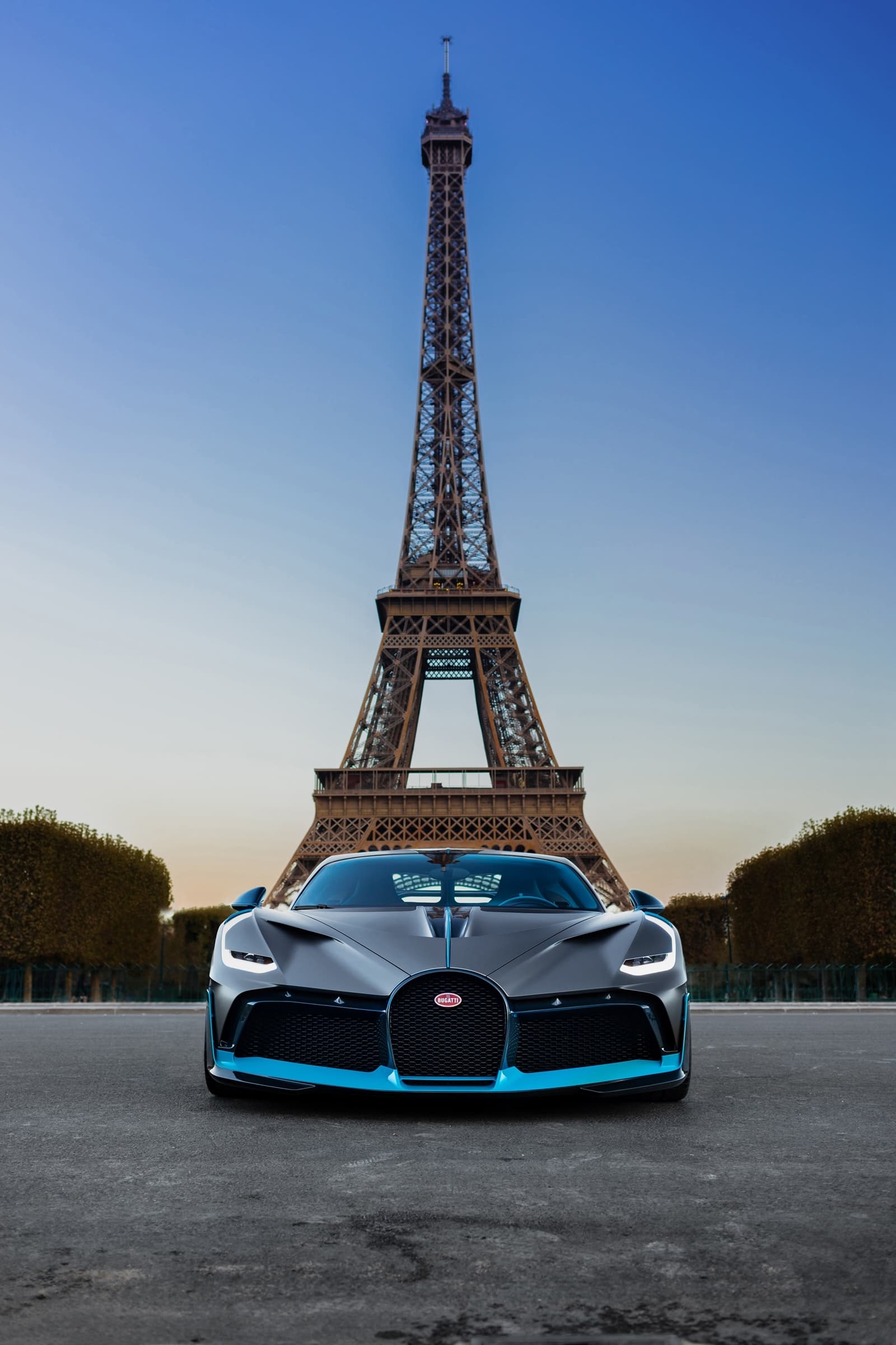 Vista frontal del Bugatti Divo con la Torre Eiffel de fondo, destacando su diseño audaz.