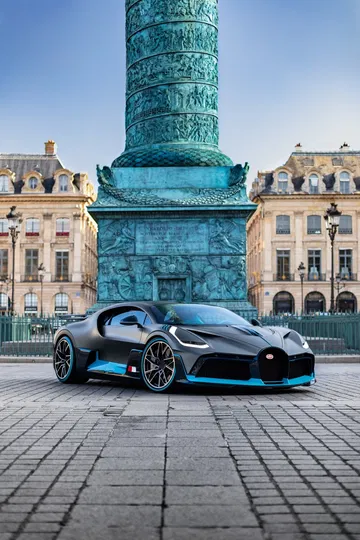 Vista lateral del Bugatti Divo con un fondo monumental, reflejando su diseño exclusivo.