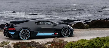 Vista lateral del Bugatti Divo captando su aerodinámica y diseño vanguardista.
