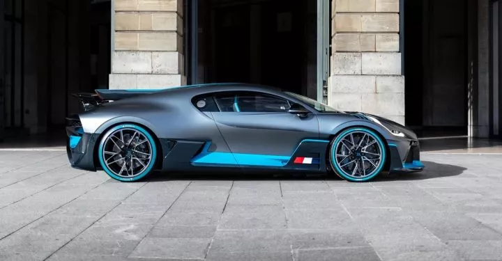 Vista lateral del Bugatti Divo destacando su aerodinámica avanzada y diseño exclusivo.