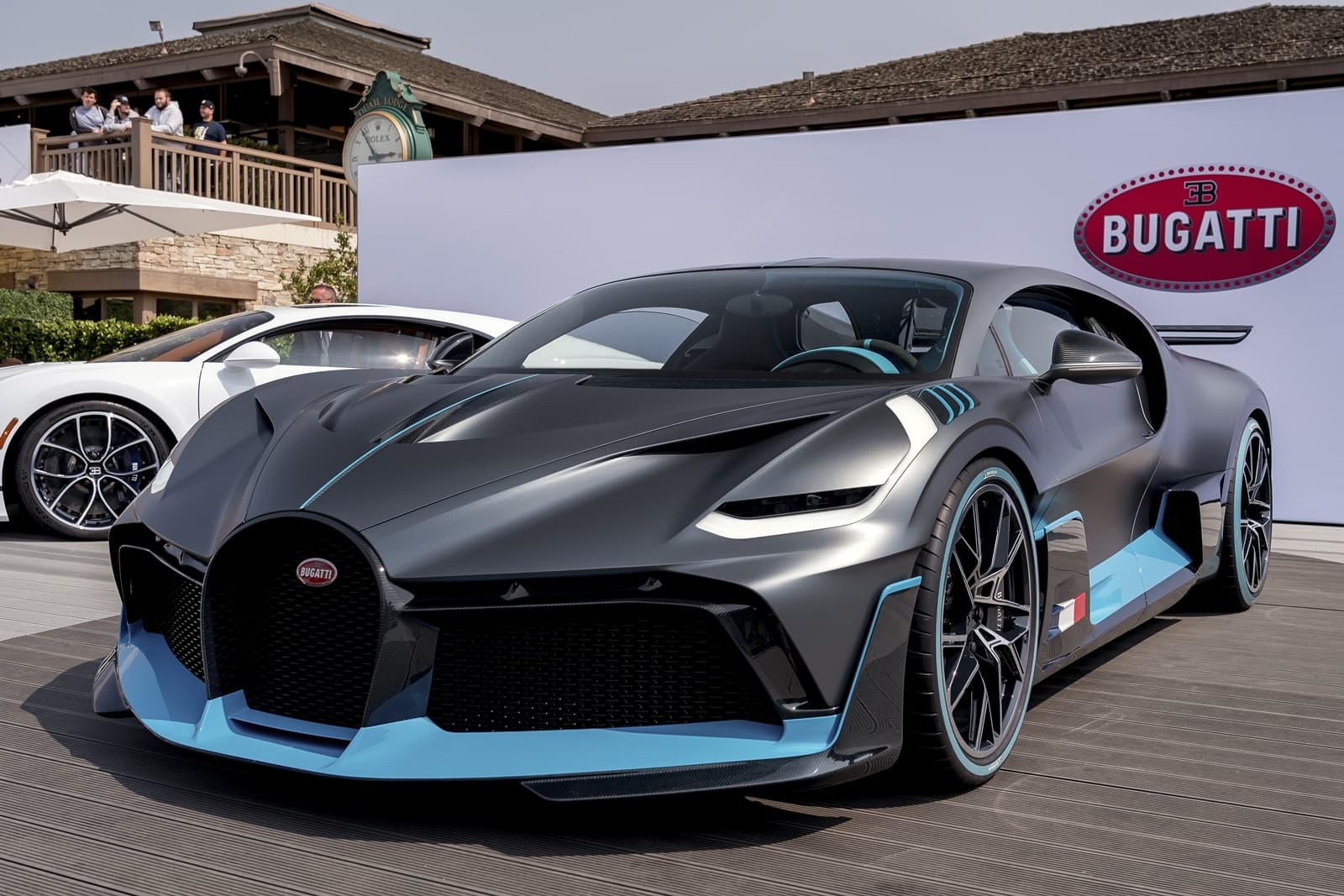 Vista frontal y lateral del Bugatti Divo en presentación oficial.