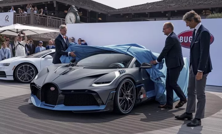 Vista del Bugatti Divo en evento exclusivo, mostrando su diseño frontal y lateral.