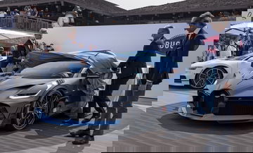 Vista del Bugatti Divo en evento exclusivo, mostrando su diseño frontal y lateral.