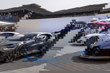 Vista frontal y lateral del Bugatti Divo en una presentación exclusiva.