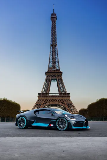Vista trasera del Bugatti Divo con la Torre Eiffel de fondo, destacando su icónico diseño.