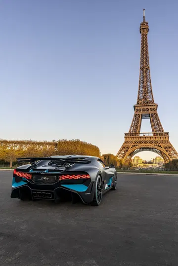 Vista trasera y lateral de un Bugatti Divo con la Torre Eiffel de fondo