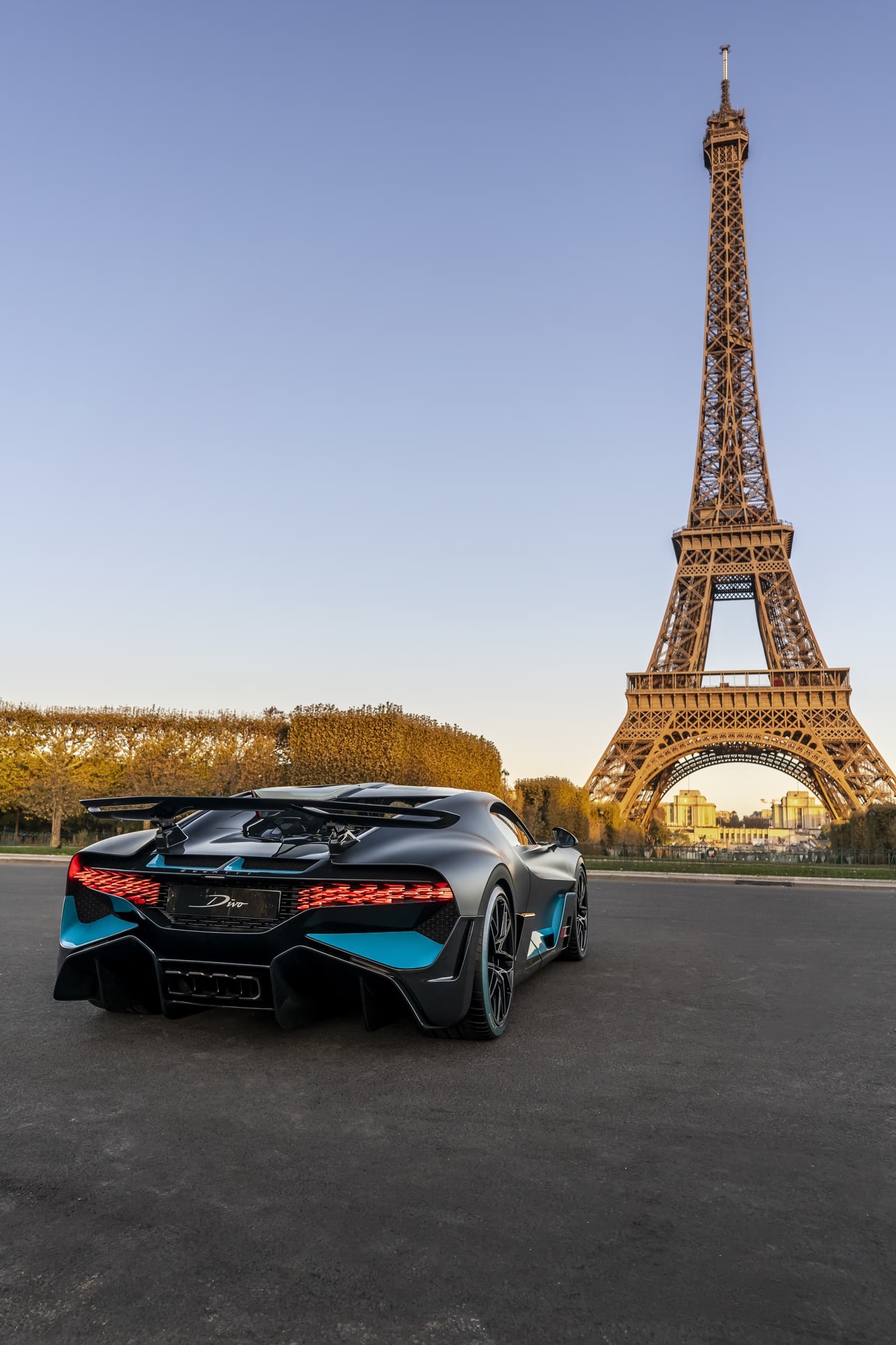 Vista trasera y lateral de un Bugatti Divo con la Torre Eiffel de fondo