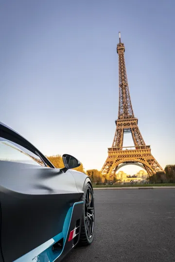 Vista trasera y lateral de un Bugatti Divo con la Torre Eiffel de fondo
