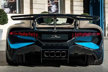 Vista trasera del Bugatti Divo destacando su alerón y firma luminosa LED.