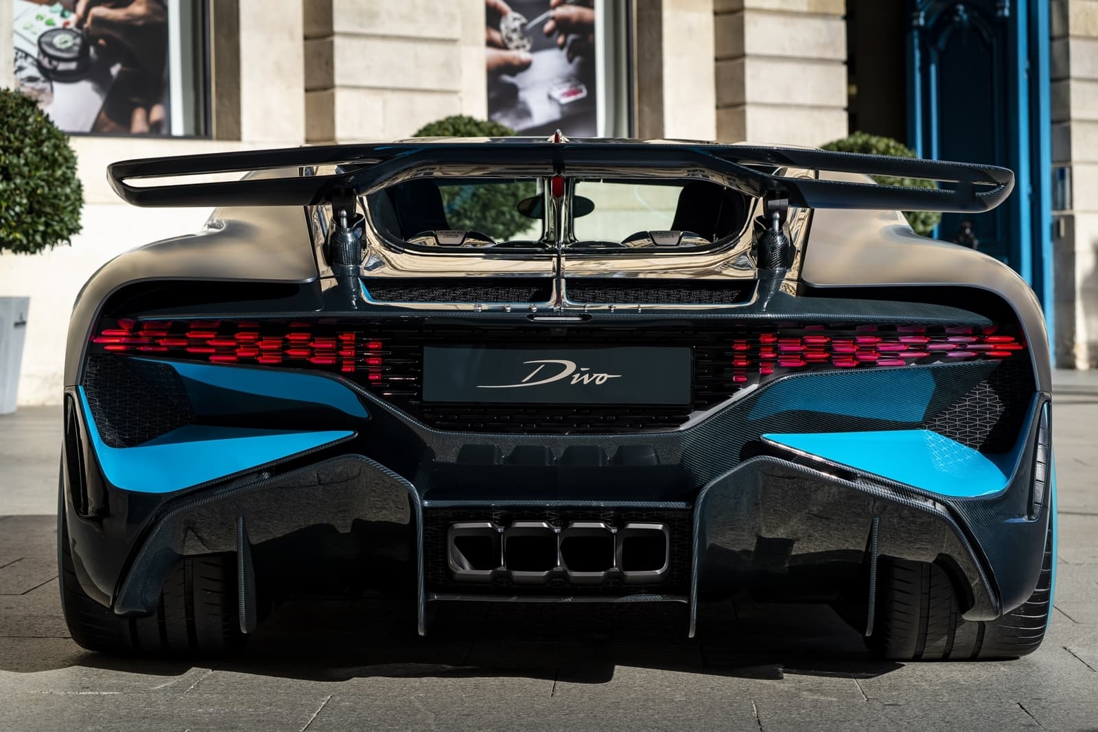 Vista trasera del Bugatti Divo destacando su alerón y firma luminosa LED.