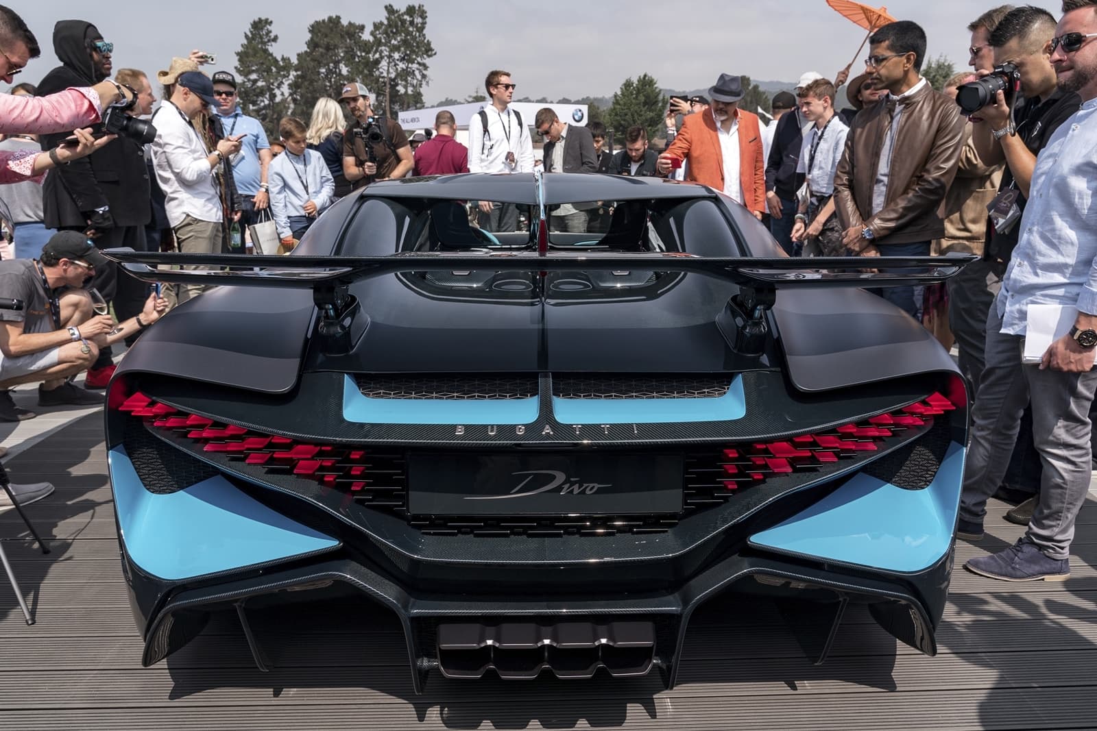 Trasera imponente del Bugatti Divo en presentación pública, destacando sus líneas aerodinámicas.