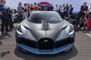 Vista frontal del Bugatti Divo destacando su diseño aerodinámico.