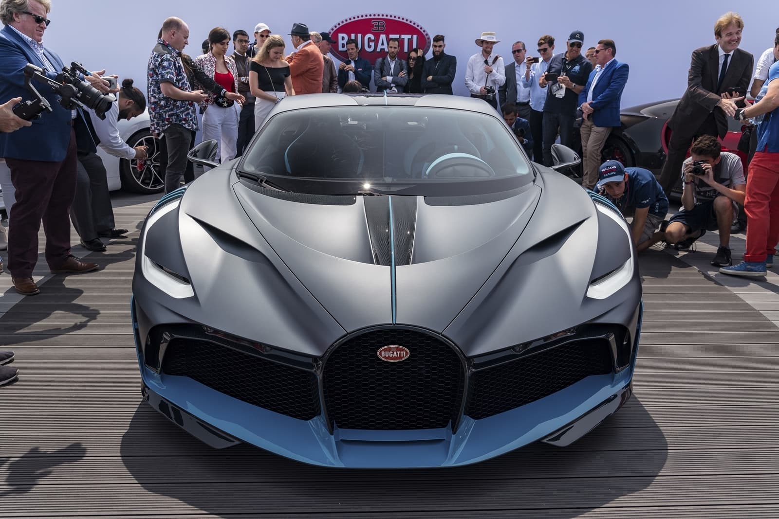 Vista frontal del Bugatti Divo destacando su diseño aerodinámico.