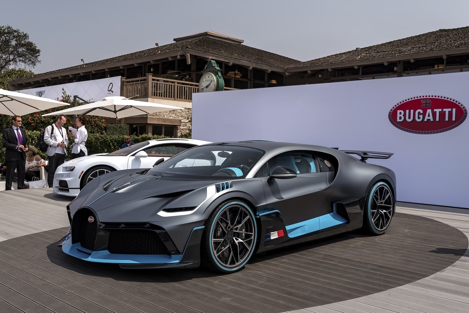 Vista lateral del Bugatti Divo destacando su aerodinámica y llantas exclusivas.