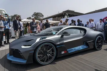 Vista lateral del Bugatti Divo destacando su diseño aerodinámico.