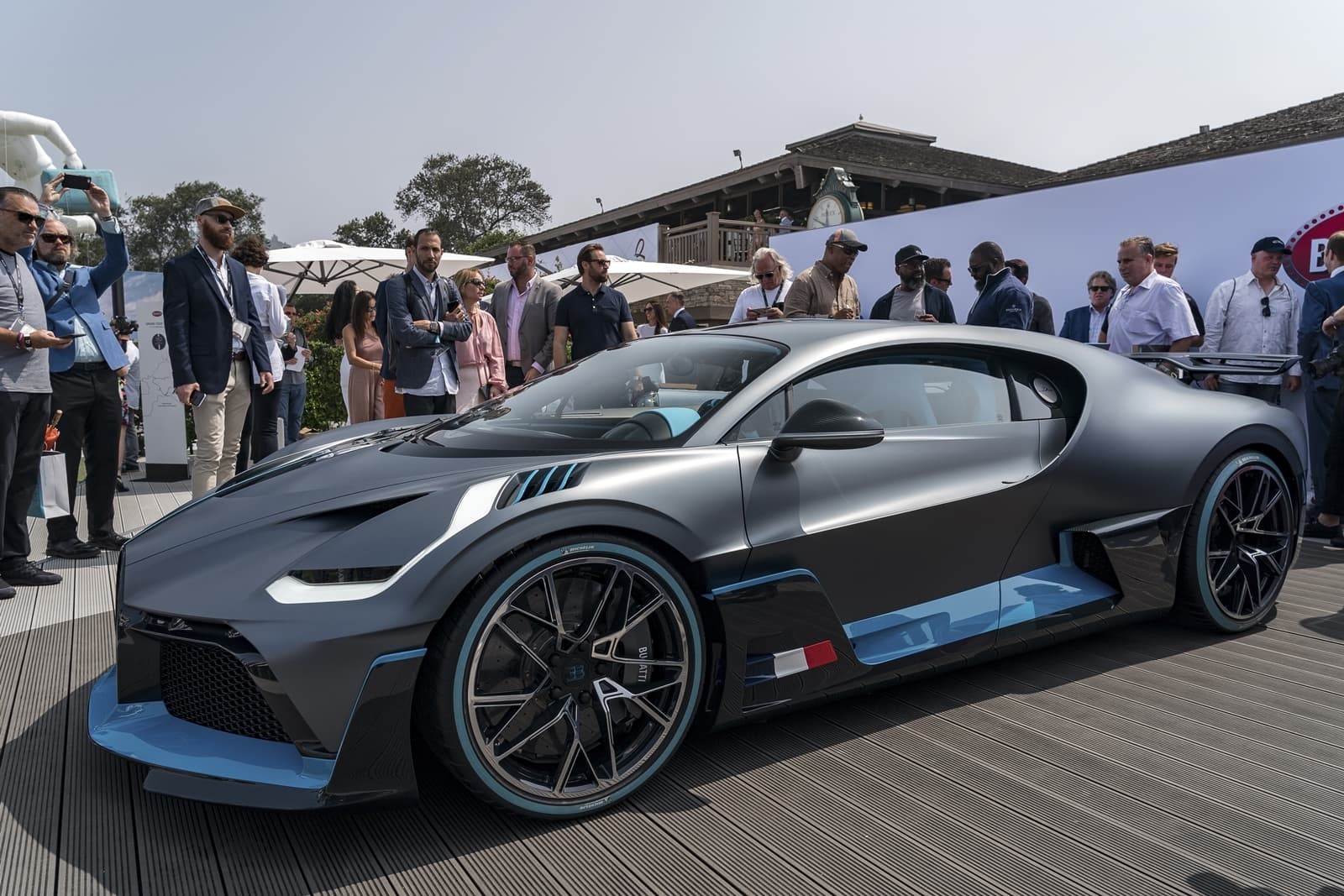 Vista lateral del Bugatti Divo destacando su diseño aerodinámico.