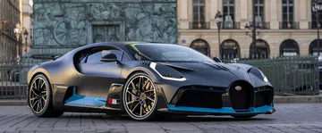 Vista lateral y frontal del Bugatti Divo destacando su aerodinámica.