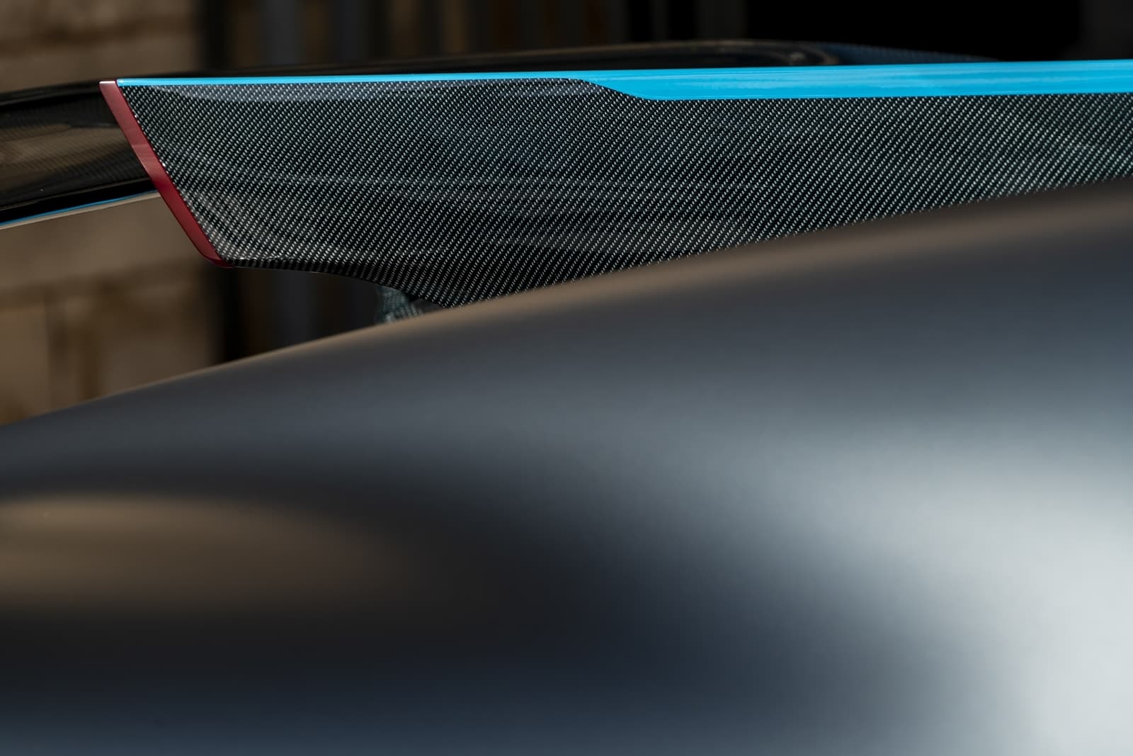 Vista parcial del alerón trasero del Bugatti Divo, enfatizando su diseño aerodinámico.