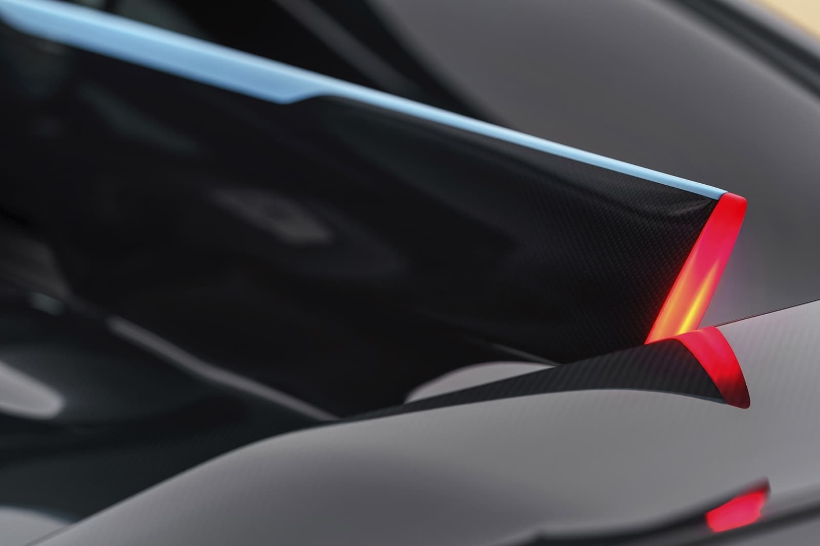 Vista en primer plano del alerón trasero del Bugatti Divo, destacando su aerodinámica.