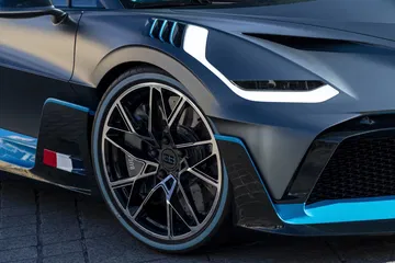 Primer plano de la rueda delantera del Bugatti Divo, destacando su diseño exclusivo.