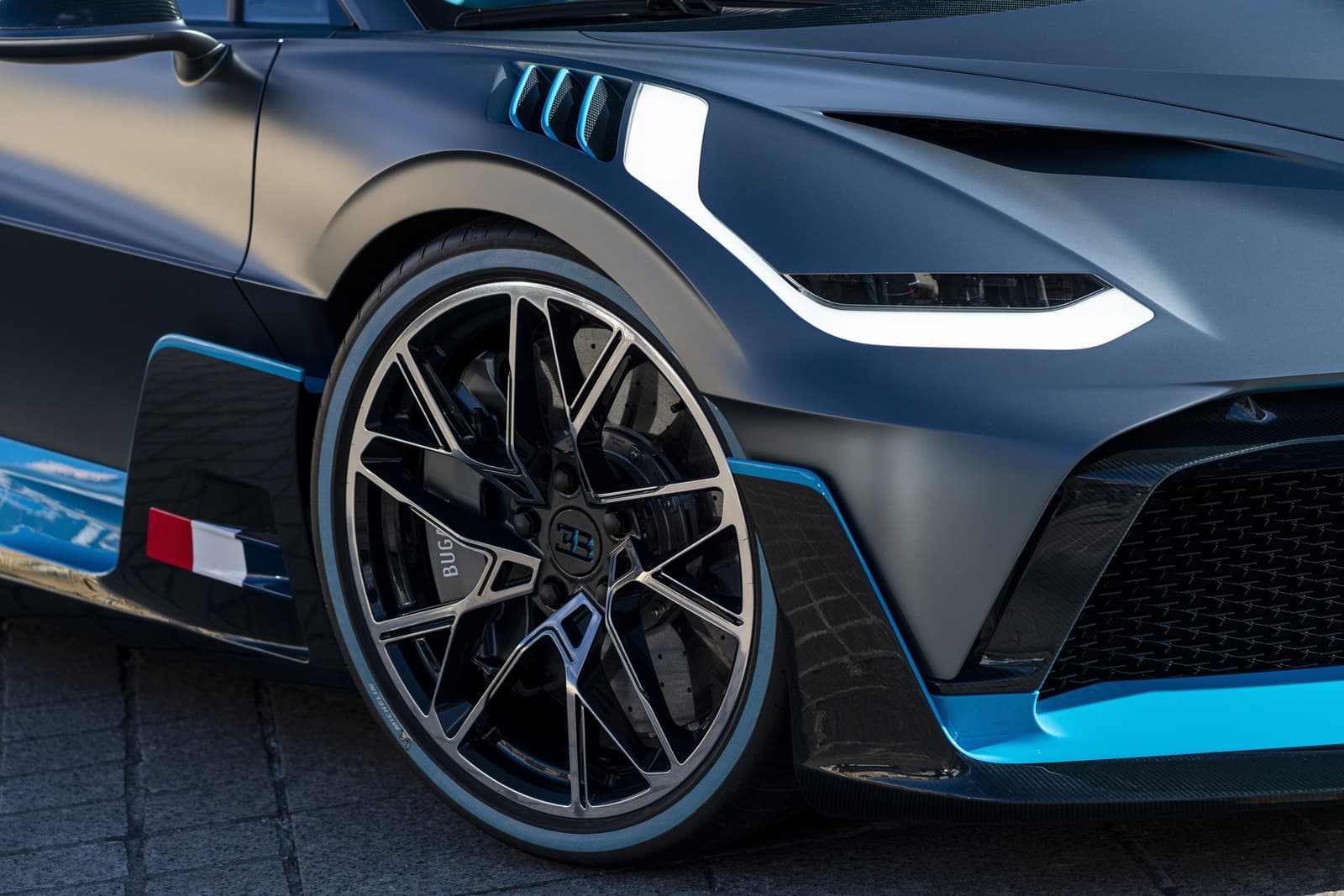 Primer plano de la rueda delantera del Bugatti Divo, destacando su diseño exclusivo.