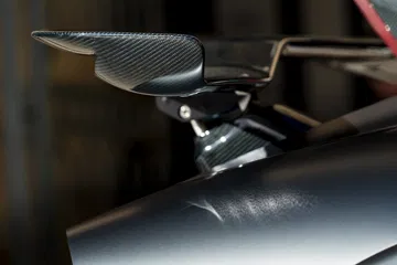 Imagen del espejo lateral con acabados de fibra de carbono.