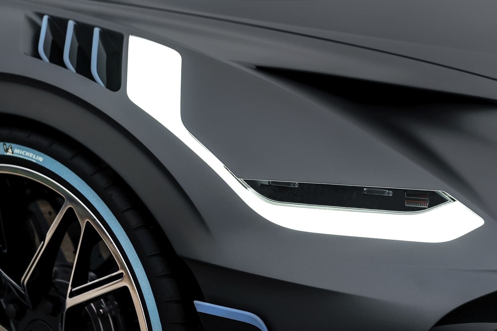 Vista cercana del diseño y luz LED del faro del Bugatti Divo.