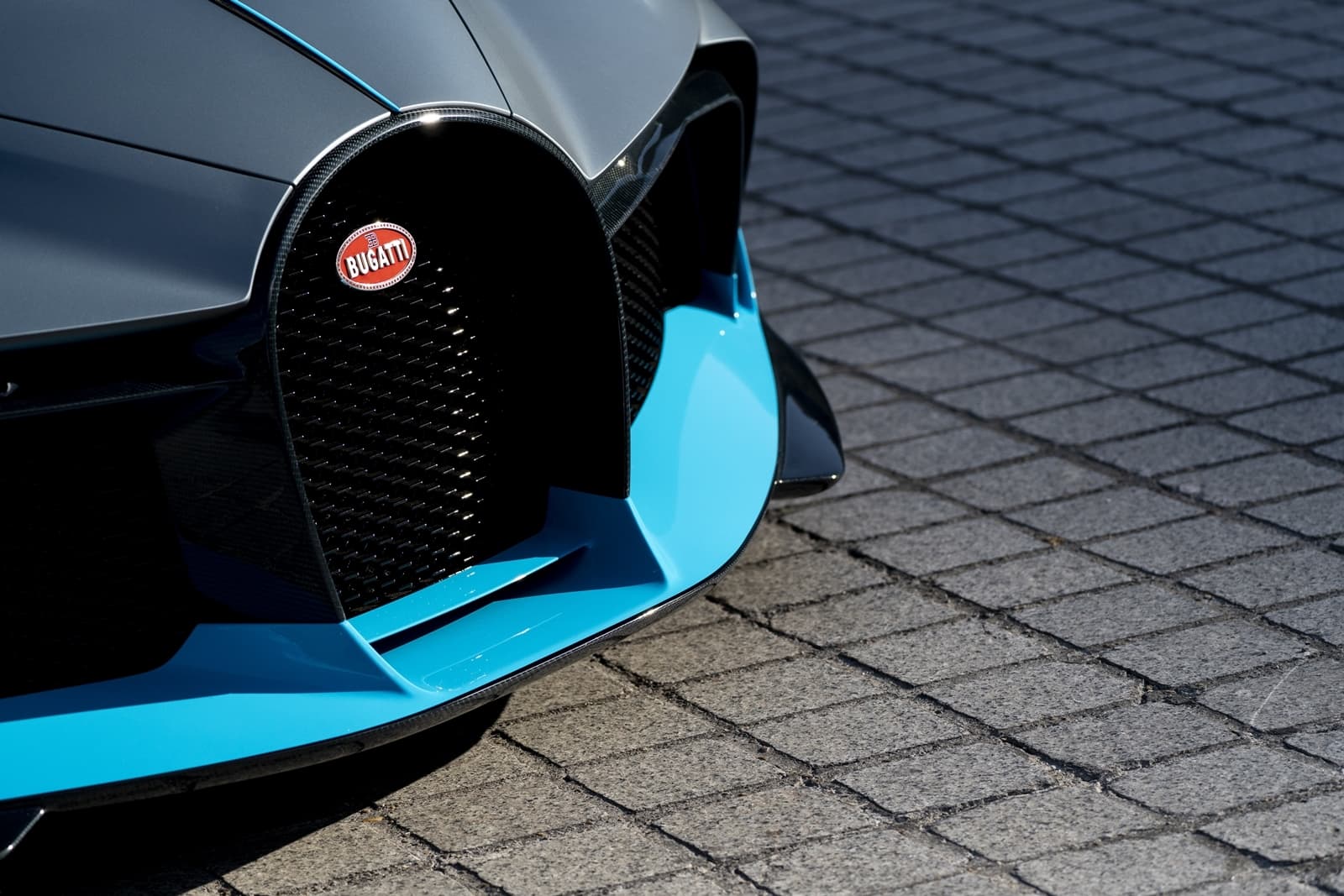 Vista de la fascinante combinación de colores y detalle aerodinámico del Bugatti Divo.