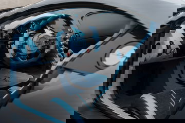 Vista del habitáculo lujoso del Bugatti Divo con acabados en azul.