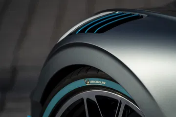 Primer plano de la llanta con diseño exclusivo del Bugatti Divo.
