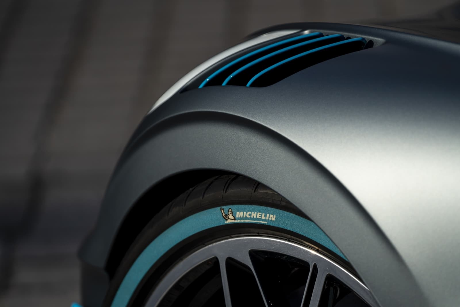 Primer plano de la llanta con diseño exclusivo del Bugatti Divo.