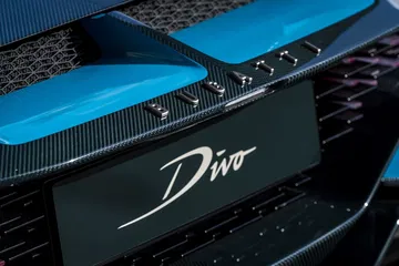 Vista cercana del emblema y acentos en azul del Bugatti Divo.