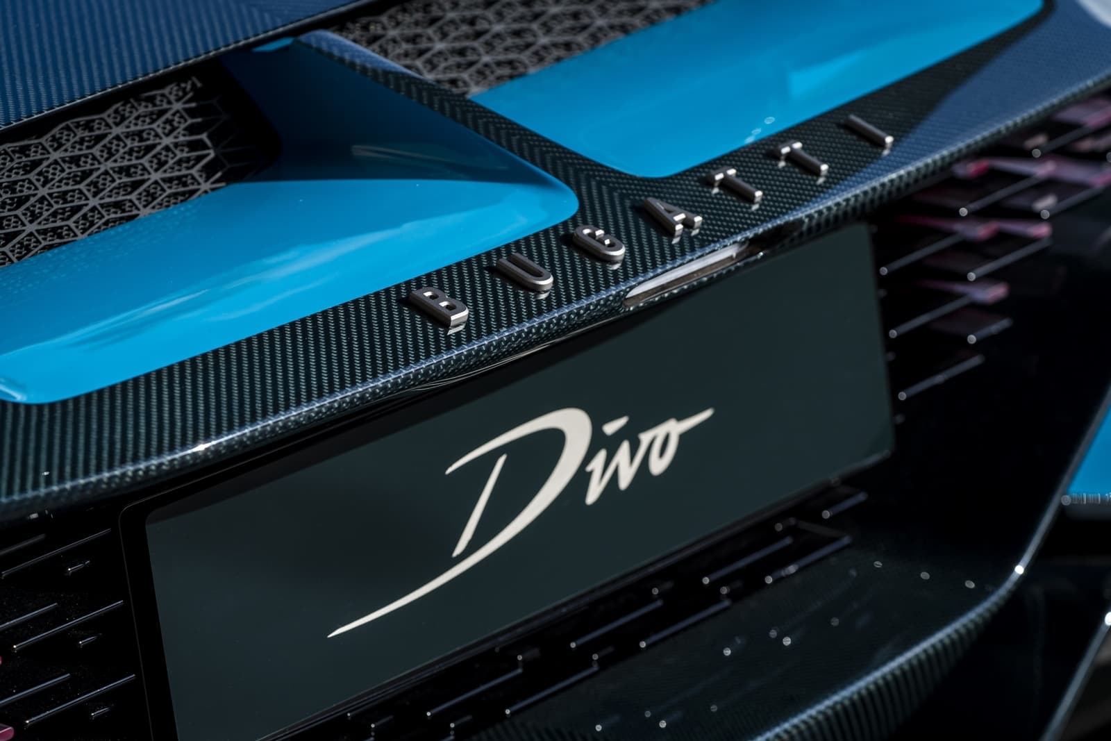 Vista cercana del emblema y acentos en azul del Bugatti Divo.