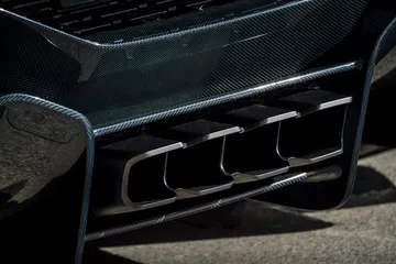 Vista cercana de la rejilla delantera del Bugatti Divo, destacando su diseño deportivo.