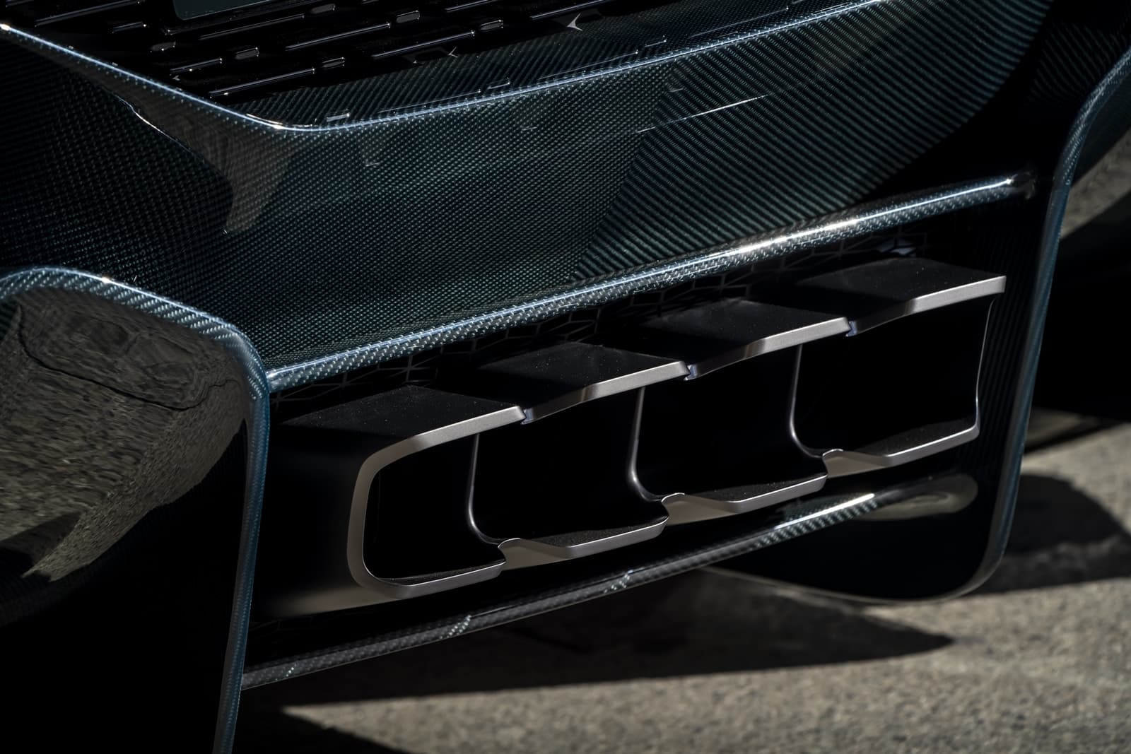 Vista cercana de la rejilla delantera del Bugatti Divo, destacando su diseño deportivo.