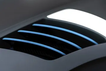 Iluminación interior que resalta la elegancia del diseño.
