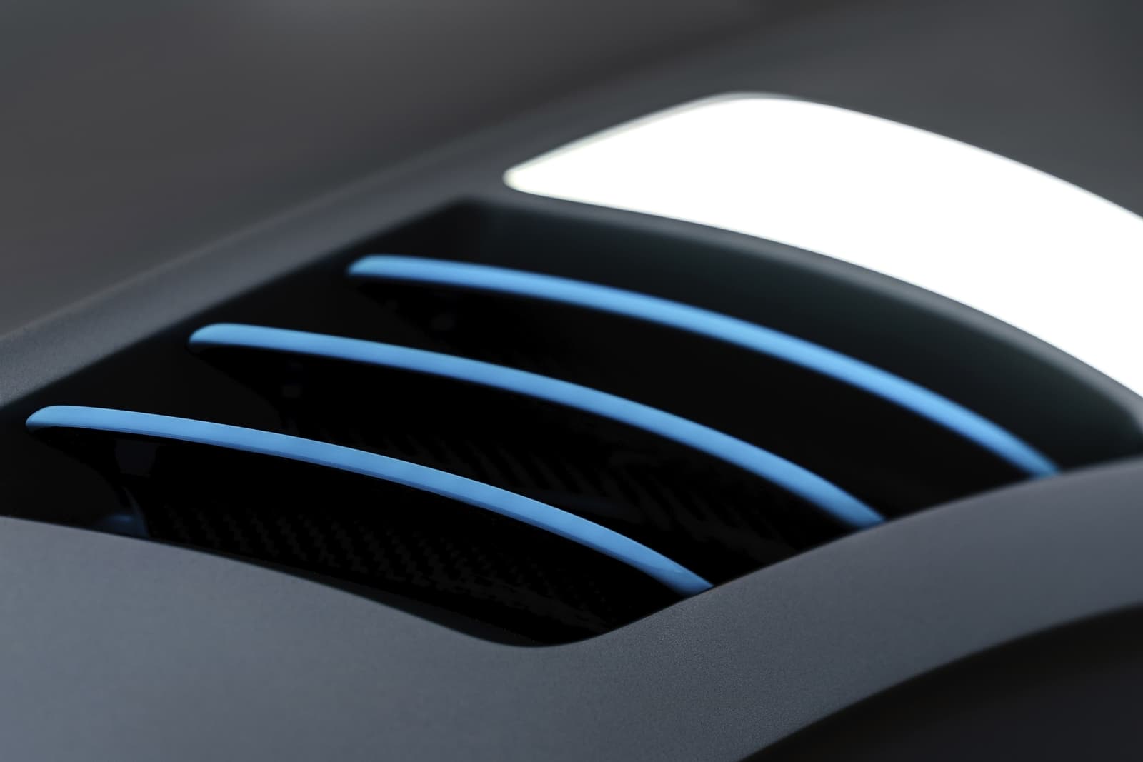 Iluminación interior que resalta la elegancia del diseño.