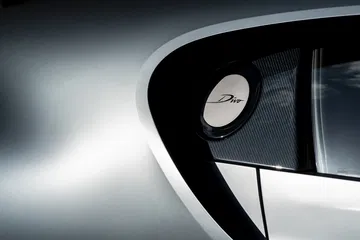 Close-up del imponente faro del Bugatti Divo, diseño y tecnología vanguardista.