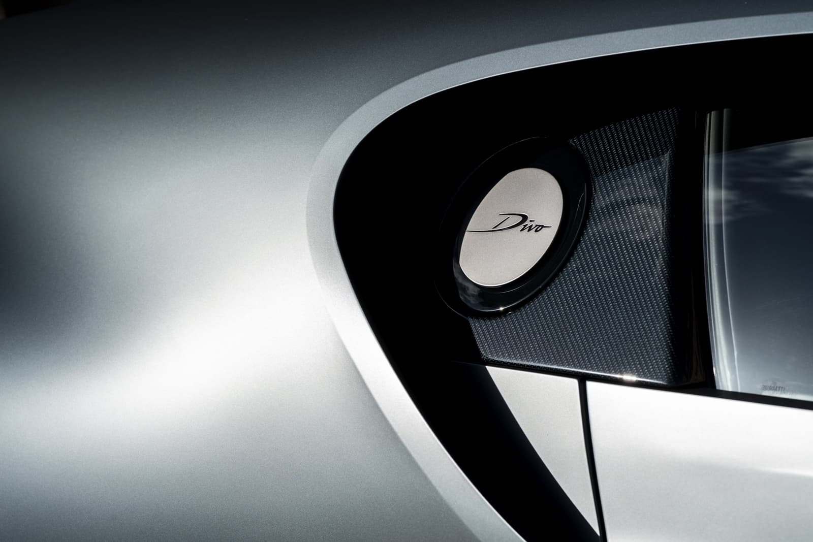 Close-up del imponente faro del Bugatti Divo, diseño y tecnología vanguardista.