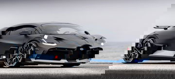 Vista lateral del Bugatti Divo destacando sus líneas aerodinámicas y ruedas.