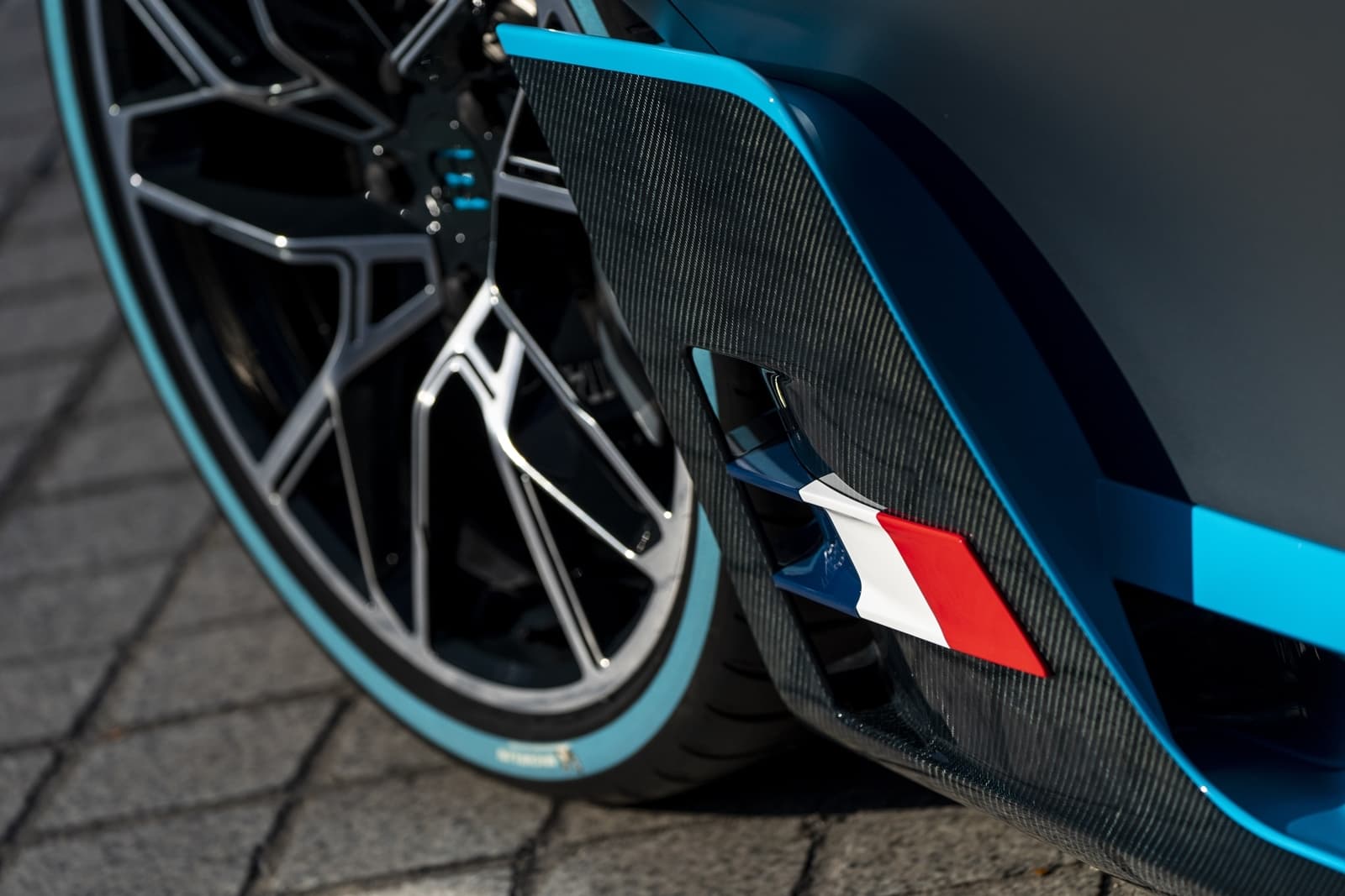 Detalle de la rueda con toques en azul característicos del Bugatti Divo.