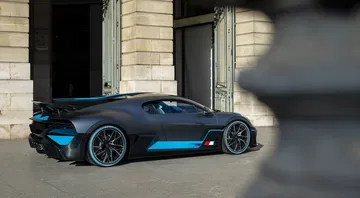Vista lateral del Bugatti Divo destacando su flujo aerodinámico.