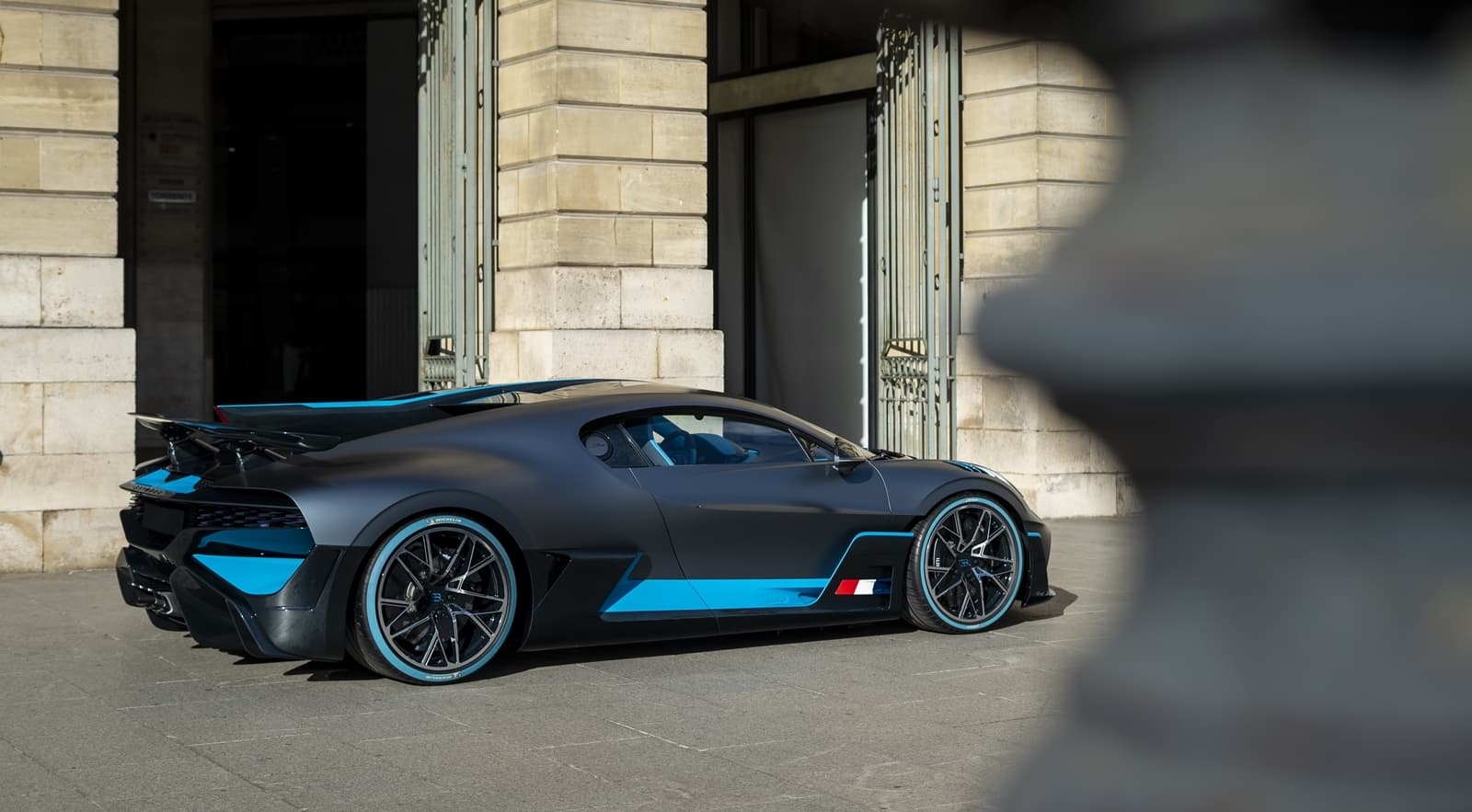 Vista lateral del Bugatti Divo destacando su flujo aerodinámico.