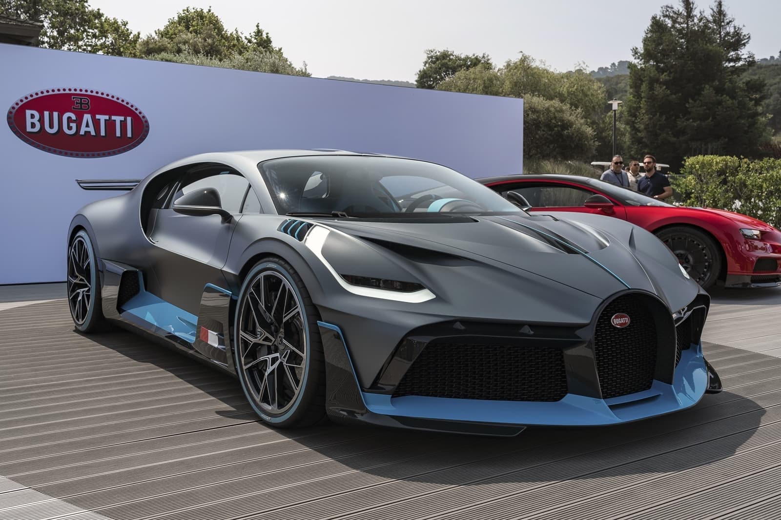 El Bugatti Divo muestra sus imponentes líneas aerodinámicas y su frontal distintivo.