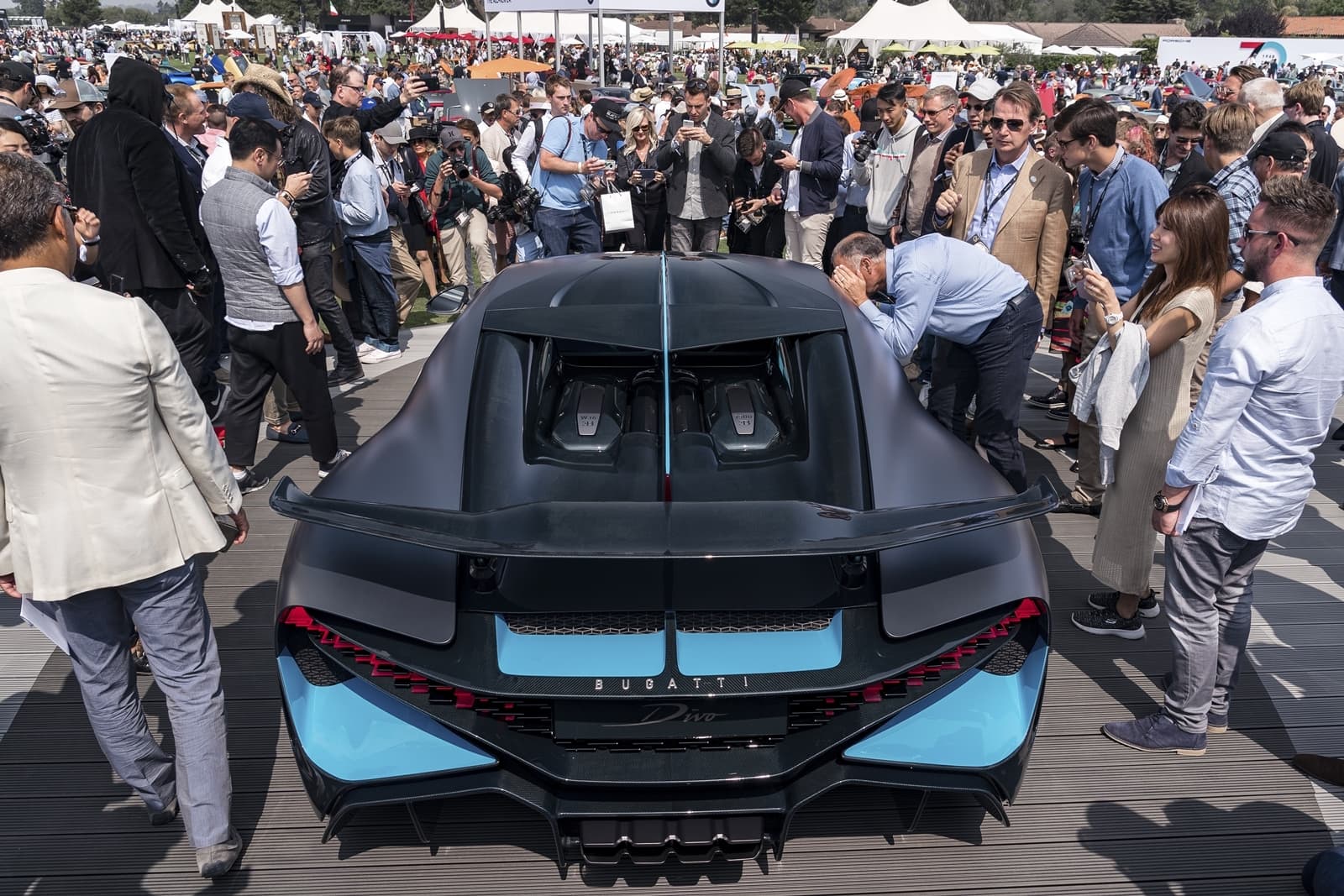 Trasera del Bugatti Divo destacando sus innovadoras luces LED y alerón.